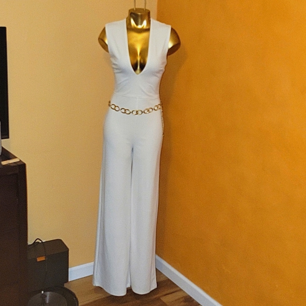 LULU'S THINKING OUT LOUD WHITE CUT-OUT JUMPSUIT. SIZE SMALL.